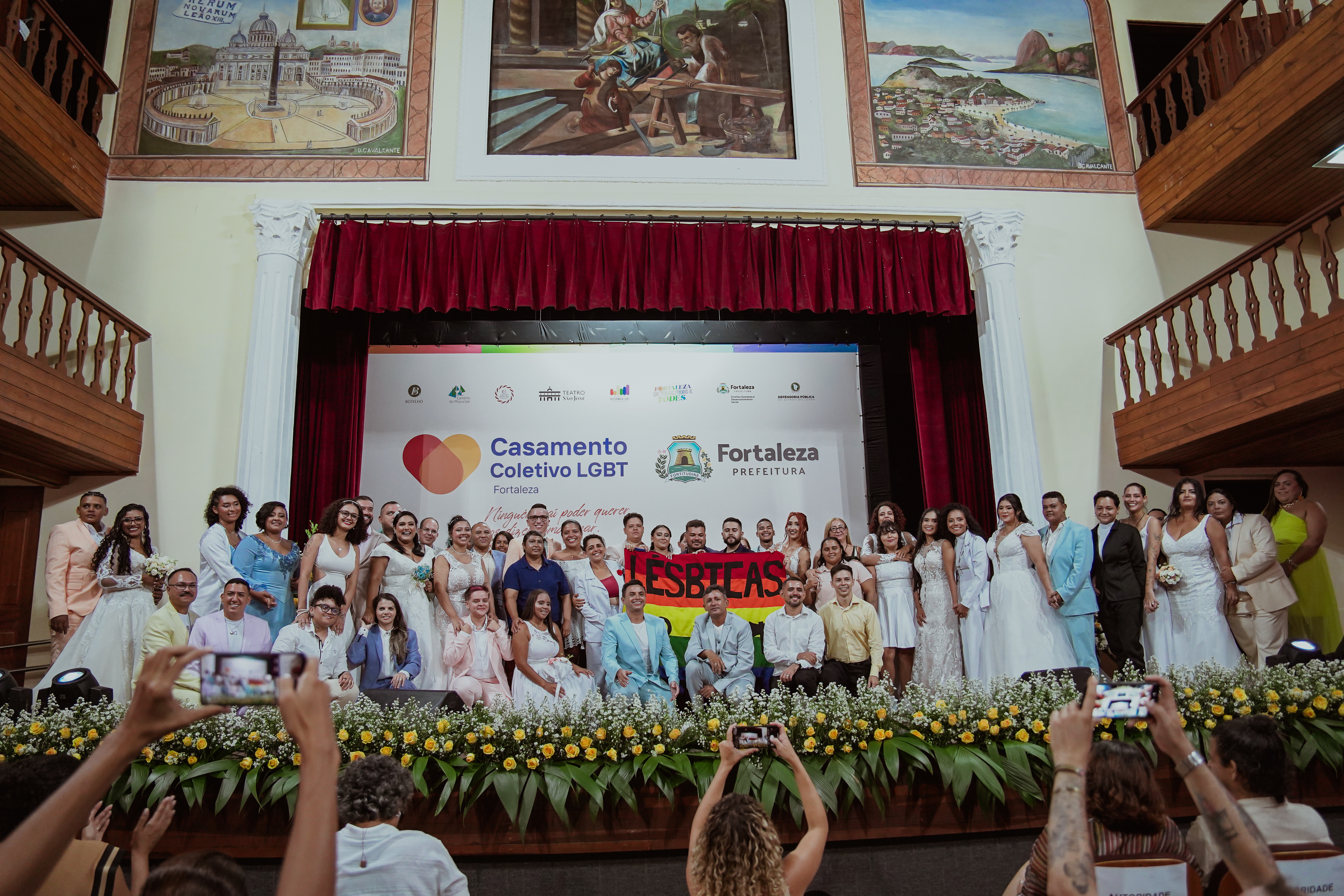 casais do casamento LGBT posam juntos no palco do teatro são josé